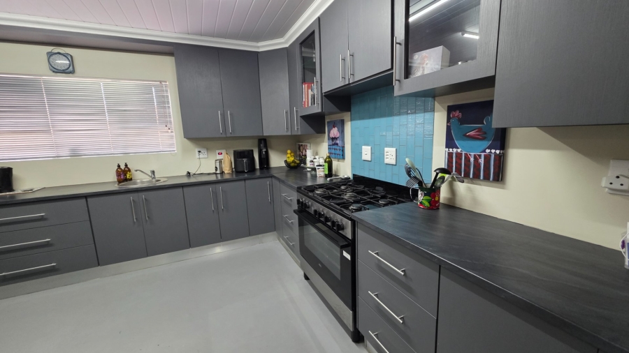 4 Bedroom Property for Sale in Hartenbos Heuwels Western Cape